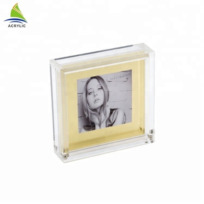 La photo acrylique fixée au mur encadre le matériel clair transparent élégant qui respecte l'environnement
