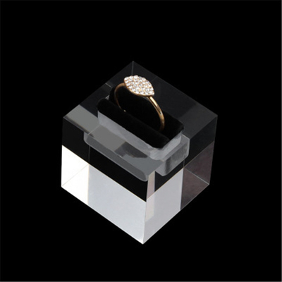 Affichage acrylique durable de bijoux, support unique en verre clair moderne d'anneau